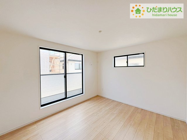 ひたちなか市足崎3期　新築戸建　1号棟の寝室|広めの主寝室は、ベッドの他にもパソコンデスクやドレッサーなども置けちゃいます(*^-^*)