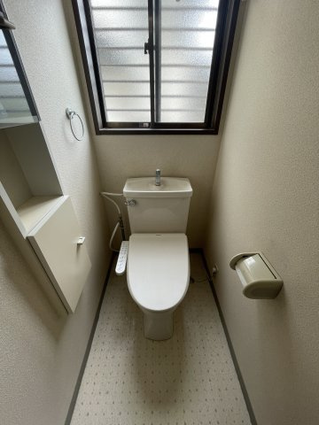 中古戸建・中古住宅　郡山市緑ケ丘東2丁目　緑ヶ丘第一小学校・緑ヶ丘中学校のトイレ|1階洗面室近くにあるトイレ！