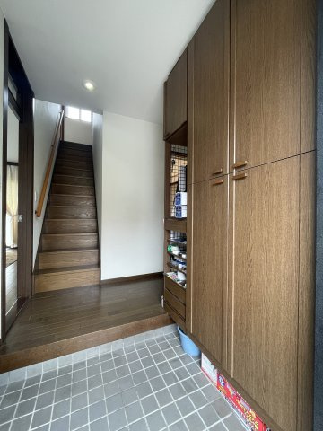 中古戸建・中古住宅　郡山市緑ケ丘東2丁目　緑ヶ丘第一小学校・緑ヶ丘中学校の収納|玄関収納も充実！たっぷり収納できて玄関をいつでもすっきり♪