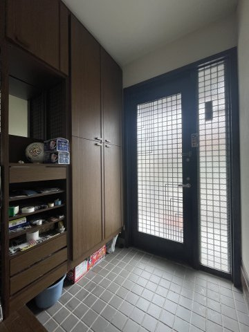 中古戸建・中古住宅　郡山市緑ケ丘東2丁目　緑ヶ丘第一小学校・緑ヶ丘中学校の玄関|ガラス戸なので玄関に明るい光が射し込みます！