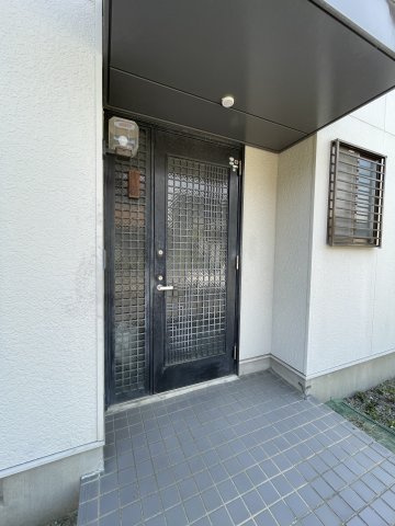 中古戸建・中古住宅　郡山市緑ケ丘東2丁目　緑ヶ丘第一小学校・緑ヶ丘中学校の玄関|屋根付きポーチで雨にぬれずにドアの開閉が可能です！