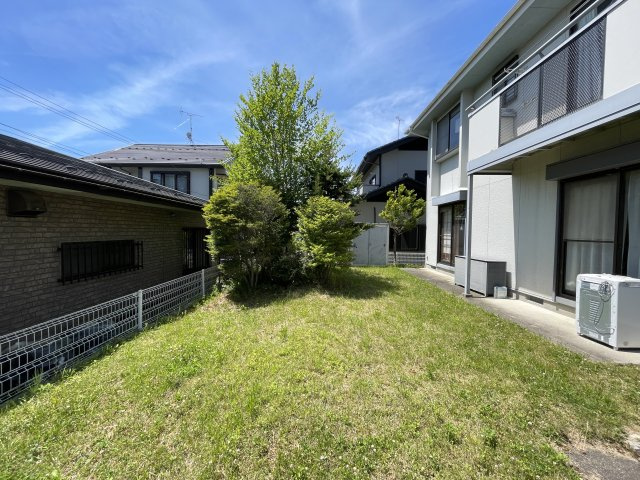 中古戸建・中古住宅　郡山市緑ケ丘東2丁目　緑ヶ丘第一小学校・緑ヶ丘中学校の庭|陽当たり良好な南庭！ガーデニングも楽しめます♪