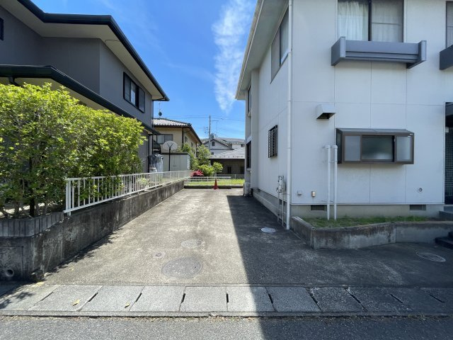 中古戸建・中古住宅　郡山市緑ケ丘東2丁目　緑ヶ丘第一小学校・緑ヶ丘中学校の駐車場|縦列2台駐車可能です！