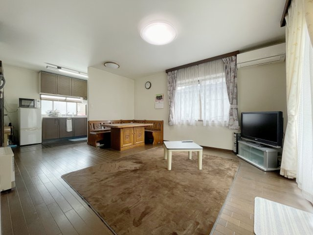 中古戸建・中古住宅　郡山市緑ケ丘東2丁目　緑ヶ丘第一小学校・緑ヶ丘中学校の居間・リビング|広々リビング♪キッチンとの間に一部壁があるので空間にメリハリが出ますね！