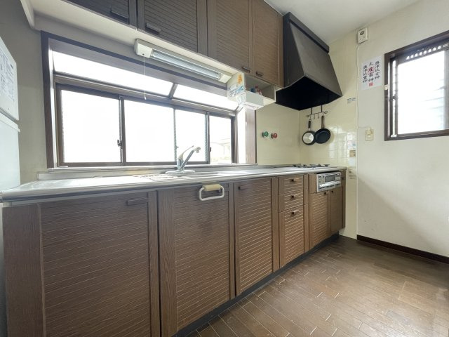 中古戸建・中古住宅　郡山市緑ケ丘東2丁目　緑ヶ丘第一小学校・緑ヶ丘中学校のキッチン|出窓があるので手元が明るく作業がしやすい♪調味料などの置き場スペースとしても便利ですね！