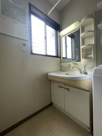 中古戸建・中古住宅　郡山市緑ケ丘東2丁目　緑ヶ丘第一小学校・緑ヶ丘中学校の独立洗面台|シャワー水栓付き洗面台！鏡の隣に小物収納あり！