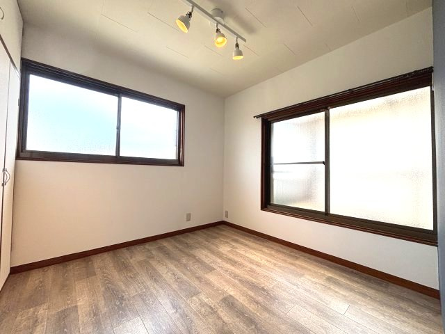 木戸町戸建の洋室