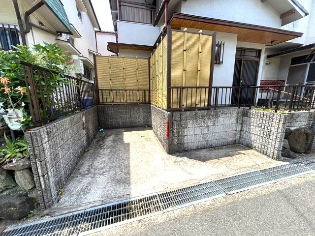 木戸町戸建の駐車場