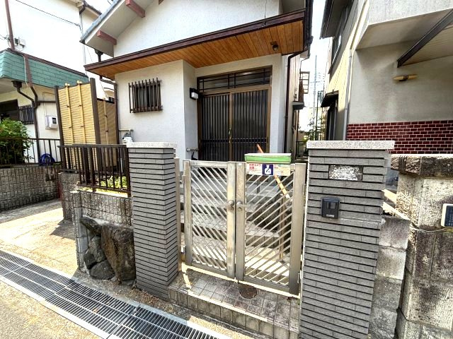 木戸町戸建のエントランス