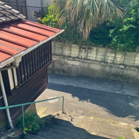 八幡町古家付土地の前面道路含む現地写真