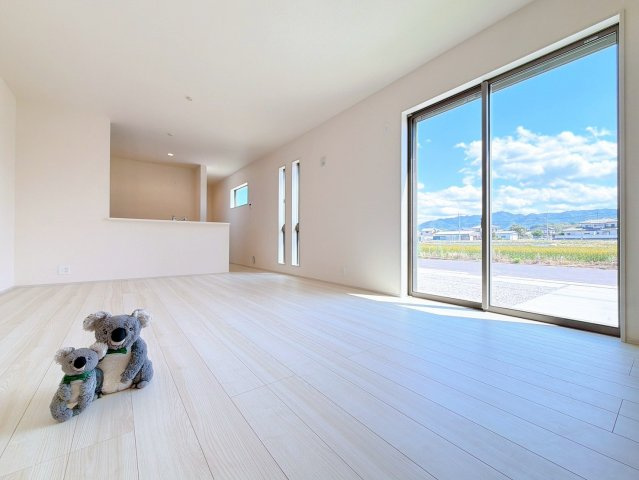 【居間・リビング】 | 甘楽郡甘楽町金井　新築住宅 | 家族が自然と集まるリビング・ダイニング明るい光が差し込み、笑顔があふれる心地よい空間です。ゆったりとした広さで、くつろぎの時間をお過ごしいただけます。