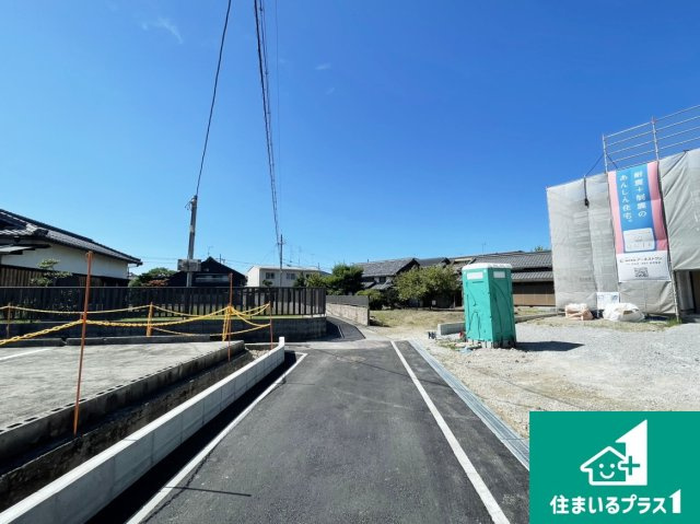 彦根市芹町　第1期　新築一戸建ての前面道路含む現地写真|周辺は落ち着いた街並みの住宅地！子育てがしやすい住環境です！まだ未完成ですが、現地でしかわからない事もございます。是非一度ご覧ください。