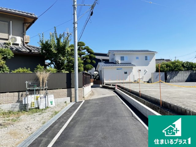 彦根市芹町　第1期　新築一戸建ての前面道路含む現地写真|周辺は落ち着いた街並みの住宅地！子育てがしやすい住環境です！まだ未完成ですが、現地でしかわからない事もございます。是非一度ご覧ください。