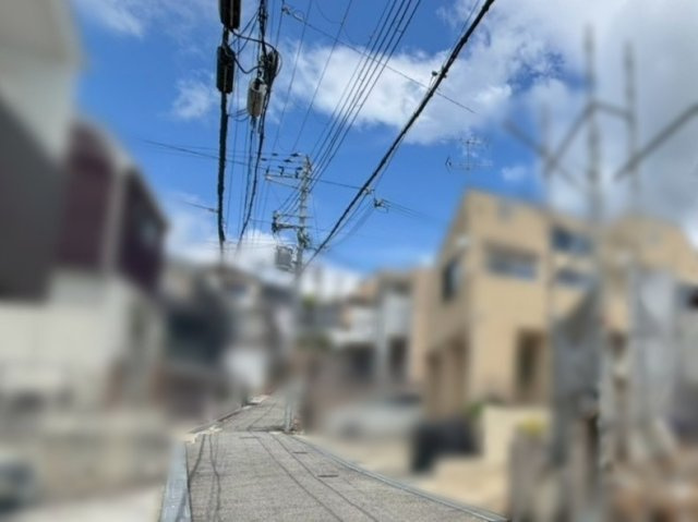 寺口町 売土地の前面道路含む現地写真|現在解体中