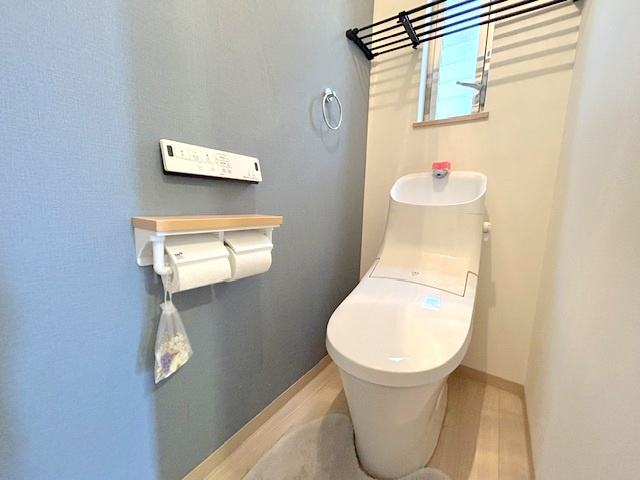 【トイレ】 | 枚方市楠葉面取町2丁目 戸建 | 玄関からトイレが近いので、小さなお子様がいるご家庭でも安心ですね！
