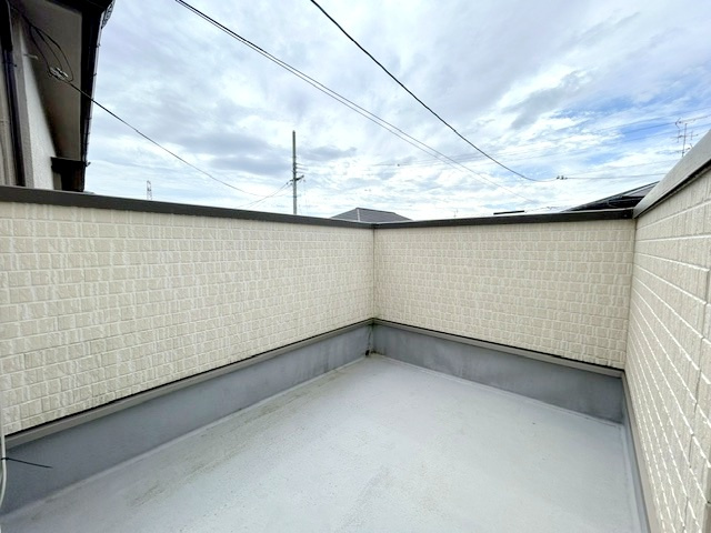 【バルコニー】 | 枚方市楠葉面取町2丁目 戸建 | ワイドバルコニーで洗濯物も楽々干せます〇