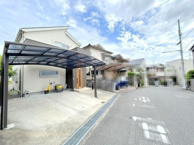 【前面道路含む現地写真】 | 枚方市楠葉面取町2丁目 戸建 | 前面道路は約6.5ｍございますので、駐車も楽々！