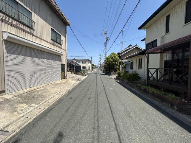 豊橋市牟呂公文町の前面道路含む現地写真|南側道路。
道幅5mとゆとりのある前面道路です！
すれ違い、駐車時もストレスはありません！