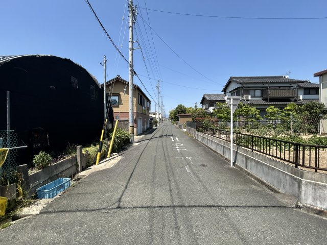 豊橋市牟呂公文町の前面道路含む現地写真|東側道路。
交通量も少なく騒音もない
お子様にも安心でゆとりある道路です！