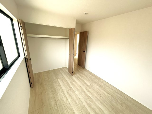 豊川市伊奈町南山新田の新築一戸建の洋室|主寝室はご夫婦がゆったりと休める落ち着いたプライベート空間として使えるお部屋です。								
ベッドを置いてもゆとりがあり、リラックスして過ごせるのが魅力です！								