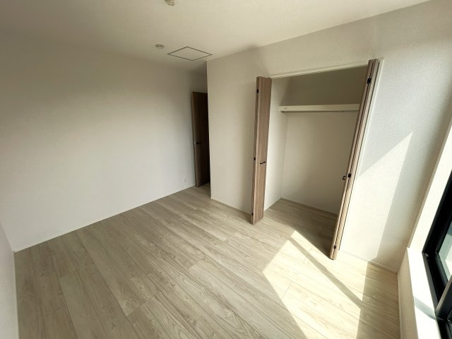 豊川市伊奈町南山新田の新築一戸建の洋室|ベッドや机を置いても使いやすく、子ども部屋や寝室としてもちょうど良い広さです！								
シンプルで使い勝手がよく、ライフスタイルに合わせて自由に使えるのも魅力です！								