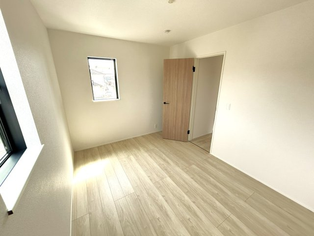豊川市伊奈町南山新田の新築一戸建の洋室|大きな窓からたっぷり光が入り、明るく開放感のあるお部屋です！						
風通しも良く、心地よく過ごせる快適な空間になっています！						