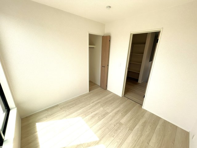 豊川市伊奈町南山新田の新築一戸建の洋室|広々としたお部屋は、お仕事部屋や趣味部屋でも多種多様にご使用いただけます◯							
