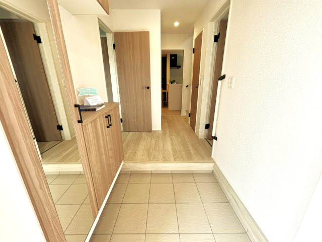 豊川市伊奈町南山新田の新築一戸建の玄関|来る人を暖かく迎えて来れる玄関は 来客者が多い日も足場に困る事のない収納力です！								
