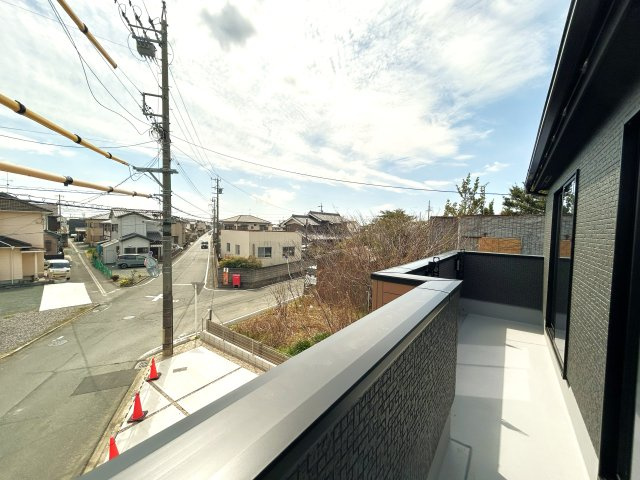豊川市伊奈町南山新田の新築一戸建のバルコニー|日当たりの良いベランダは洋服や布団を干すことはもちろん！ 椅子を置けチルスペースとしても使用いただけます！									