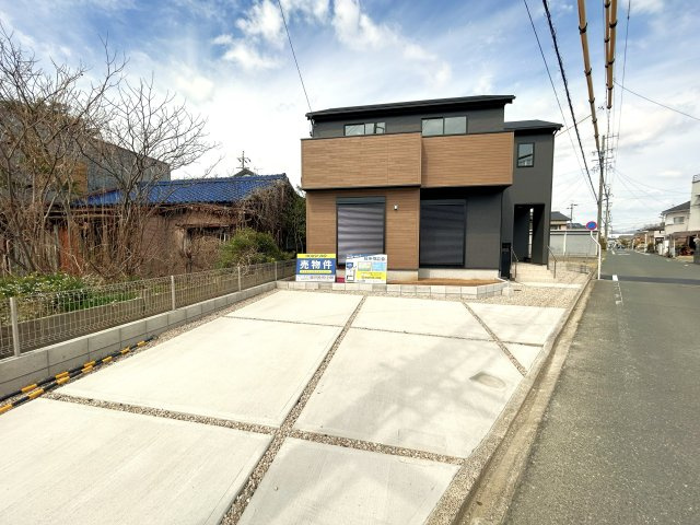 豊川市伊奈町南山新田の新築一戸建の駐車場|広々とした駐車スペースを確保！並列3台駐車可能◎					
