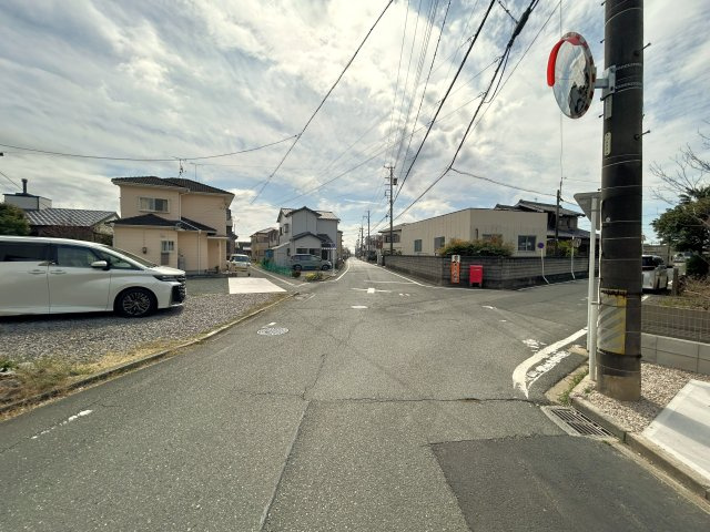 豊川市伊奈町南山新田の新築一戸建の前面道路含む現地写真
