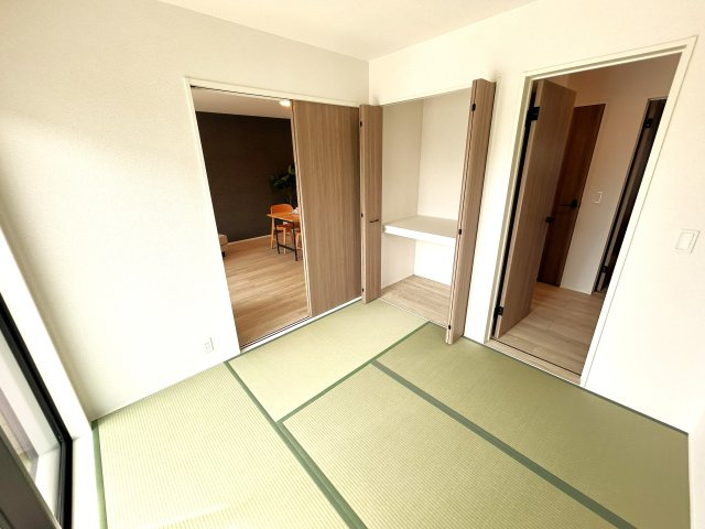 豊川市伊奈町南山新田の新築一戸建の和室|リビング横の居室はお子様の遊びスペースにぴったりです！ 扉を閉めればお子様のミルクの時間も気を遣う事なく使用いただけます◯												