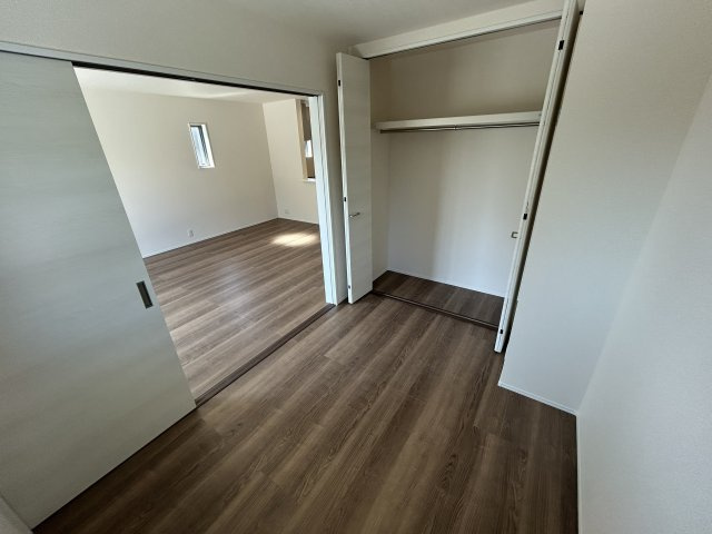 豊橋市高師町字西沢の新築一戸建の洋室|リビング横の居室はお子様の遊びスペースにぴったりです！ 扉を閉めればお子様のミルクの時間も気を遣う事なく使用いただけます◯