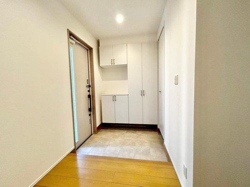 春日井市西山町　新築戸建ての玄関|上質感漂う玄関へのアプローチ。ご家族の帰り、訪れる方を優しく迎える・安らぎに満ちた生活空間を予感させます♪