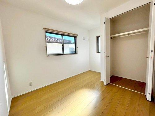 春日井市西山町　新築戸建ての内装|高い収納力を持つ5.2帖の洋室が2部屋！
家族が増えてもお部屋に困らず、使用しない際は物置き部屋・趣味部屋としても使用いただけます！