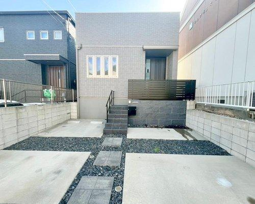 岡崎市蓑川新町　中古建ての外観|閑静な住宅街で駐車スペースも広く
急な来客時にも慌てることなくお招きできます◯