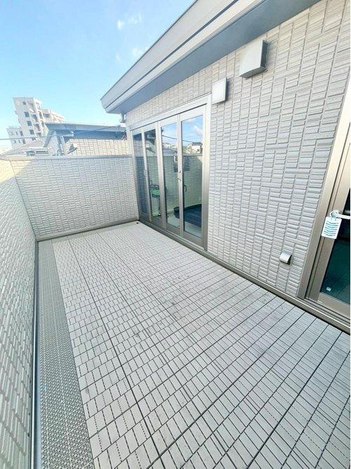 岡崎市蓑川新町　中古建てのバルコニー|洗濯物を干すだけでなく
椅子、机を置いてチルスペースとしても活用できます◯