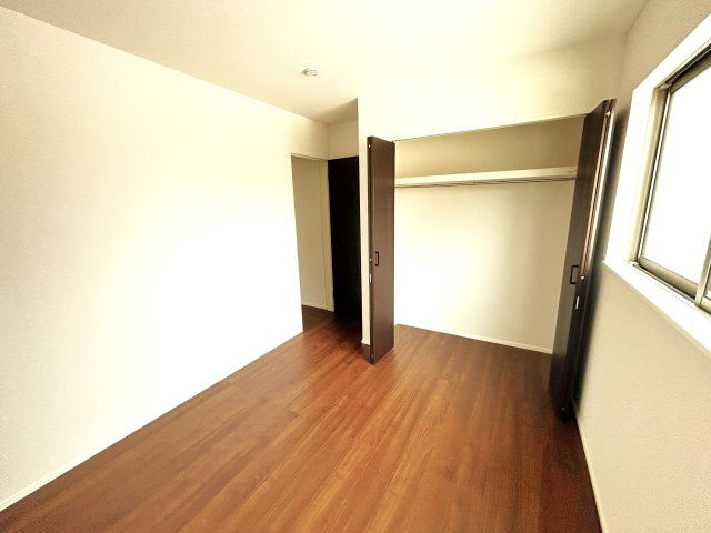 豊川市堺町２丁目の新築一戸建の洋室|ベッドと勉強机を置いて丁度よい広さです。CLを備えているのでお部屋すっきっり！子ども部屋として使用するのに最適な広さで、家具の配置がしやすく居心地の良いプライベート空間です。