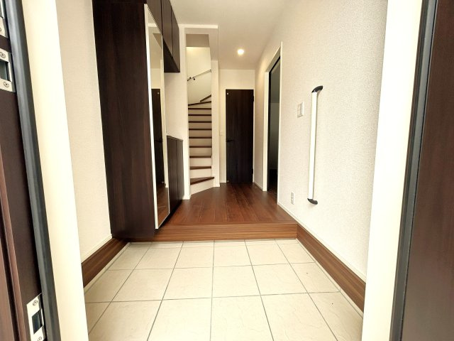 豊川市堺町２丁目の新築一戸建の玄関|来る人を暖かく迎えて来れる玄関は 来客者が多い日も足場に困る事のない収納力です！
