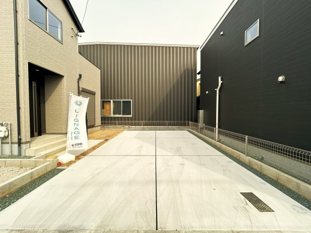 豊川市堺町２丁目の新築一戸建の駐車場|広々とした駐車スペースを確保！並列2台駐車可能◎