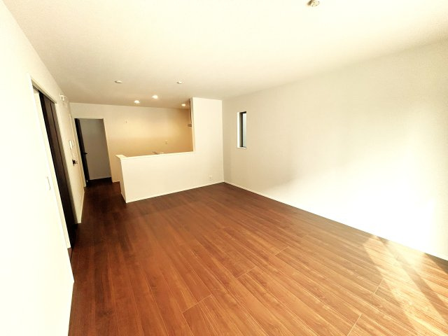 豊川市堺町２丁目の新築一戸建の居間・リビング|16帖の広々リビング！ お友達家族の来客時も快適に過ごしていただけます！