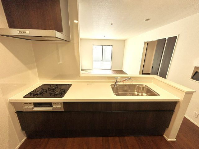 豊川市堺町２丁目の新築一戸建のキッチン|流行りの対面式キッチンはお料理中も家族の様子をしっかり把握することができます! 3口コンロなのでお料理時間を短縮してくれます！