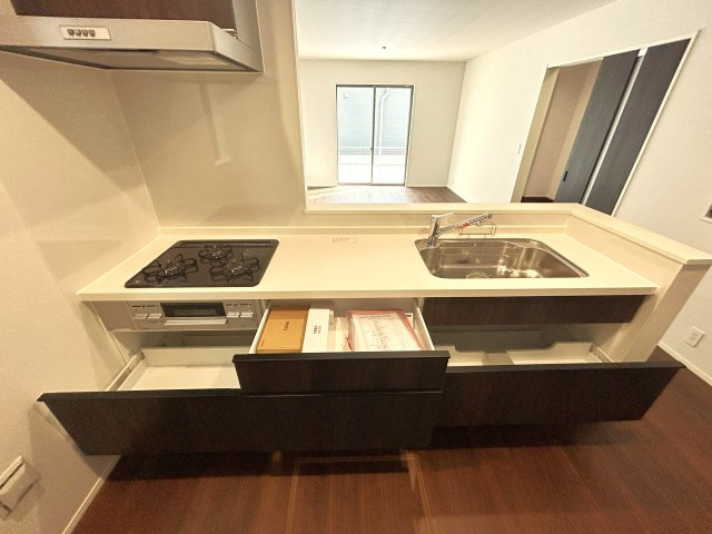 豊川市堺町２丁目の新築一戸建のキッチン|広々シンクのカウンターシステムキッチンです。システムキッチンですから、通常のキッチンに比べ、シームレスでお掃除がしやすいです。