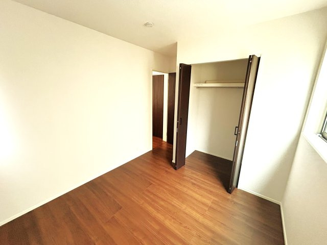 豊川市堺町２丁目の新築一戸建の居間・リビング|リビング横の居室はお子様の遊びスペースにぴったりです！ 扉を閉めればお子様のミルクの時間も気を遣う事なく使用いただけます◯