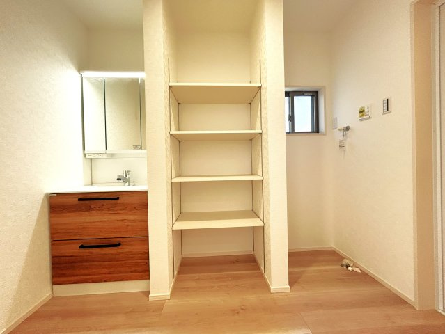 豊橋市池見町の新築一戸建の独立洗面台|広々の洗面所は洗濯機を置いても圧迫感なくご使用いただけるので,朝の混み合う時間も窮屈感じる事はありません！収納もついているのでタオルやパジャマ、下着などを置けるので生活がとってもしやすいですね♪