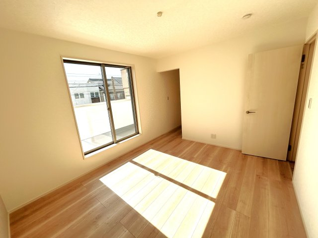 豊橋市池見町の新築一戸建の洋室|明るい寝室で心地のいい朝を迎えられそうです◎大きな窓からたっぷりの日差しが降り注ぐ明るい室内になります！