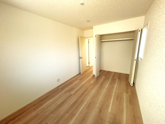 豊橋市池見町の新築一戸建の洋室|ベッドと勉強机を置いて丁度よい広さです。CLを備えているのでお部屋すっきっり！
子ども部屋として使用するのに最適な広さで、家具の配置がしやすく居心地の良いプライベート空間です