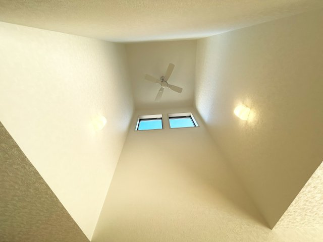 豊橋市池見町の新築一戸建の内装|吹き抜けがあると天井が高くなり、リビング全体が広く開放的に感じられます♪
また、2階に窓があるため光が入りやすく家の中が明るくなります！