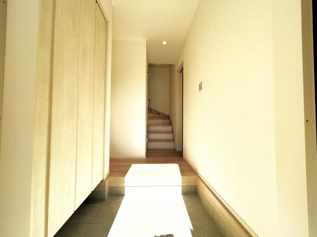 豊橋市池見町の新築一戸建の玄関|来る人を暖かく迎えて来れる玄関は 来客者が多い日も足場に困る事のない収納力です！