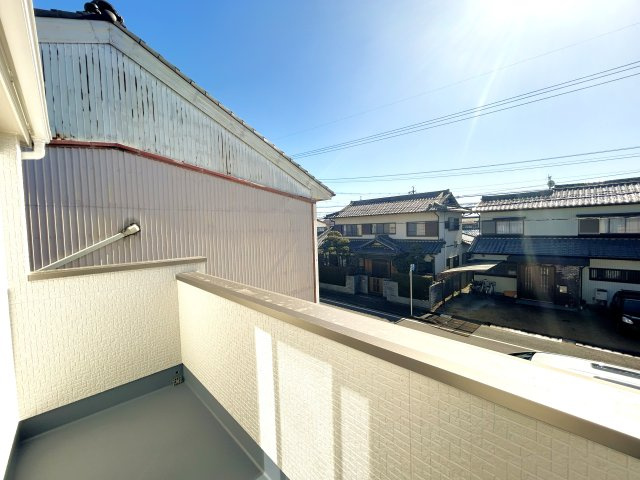 豊橋市池見町の新築一戸建のバルコニー|日当たりの良いベランダは洋服や布団を干すことはもちろん！ 椅子を置けチルスペースとしても使用いただけます！